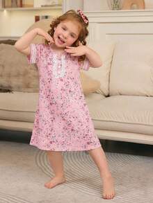SHEIN Pijama Infantil para Meninas - Camisola Floral Rosa com Detalhe em Renda, Gola Redonda, Manga Curta e Comprimento até o Joelho. Ideal para Todas as Estações, Confortável e Perfeito para as Festas de Fim de Ano de 2026. Presente Essencial para o Berçário, Hora de Dormir, Casual, Vintage, Fofo, para Brincar, Macio e Estiloso para o Dia a Dia. - Rosa - Ver 4