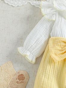 SHEIN Vintaside Kids Bộ áo liền quần dài tay hai lớp màu trắng cho bé gái, cổ bèo nhún, phối màu xanh lá cây với nơ, kèm băng đô rời, phù hợp cho mọi mùa xuân hè đông, đơn giản và dễ thương cho cả mặc trong nhà và ngoài trời. - Màu vàng - Xem 6