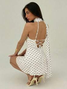 Aloruh 女士波点印花不对称露肩露背荷叶边迷你连衣裙 - 黑與白 - 查看 2