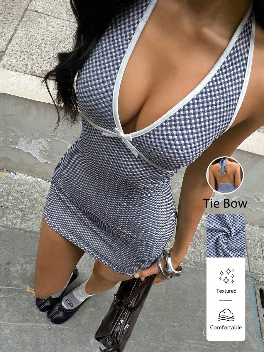 FavEase 女士V领蝴蝶结装饰针织弹力格子波点撞色修身露背吊带连衣裙 - 藍白色 - 查看 1