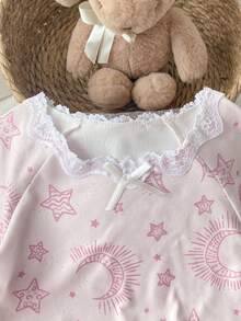 SHEIN Camisola infantil feminina, modelo solto e fino, com estampa de estrelas e lua rosa, detalhes em renda, roupa de dormir infantil estilosa para o verão. - Rosa - Ver 5