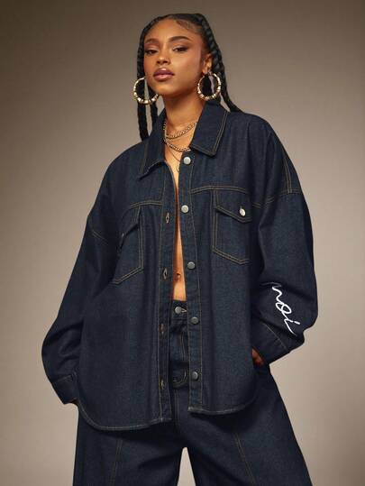 Denimoi 超大款纽扣前襟翻领落肩长袖牛仔衬衫，饰有刺绣标志