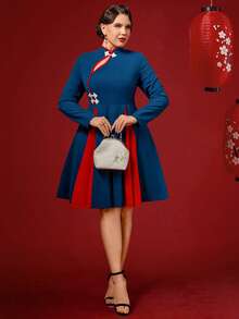 SHEIN Clasi Váy sườn xám phong cách Trung Hoa cỡ lớn dành cho nữ với nút thắt Trung Hoa và họa tiết lễ hội, dáng chữ A, tay lửng - Màu xanh lam - Xem 3