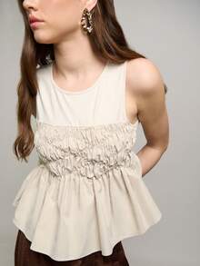 Nöista 这款米色褶皱荷叶边吊带背心兼具时尚与舒适，是打造优雅造型和简约返校装扮的必备单品。非常适合叠穿在开衫或西装外套内，打造商务休闲风；也可作为春夏可爱装扮的点睛之笔。 - 杏色 - 查看 4