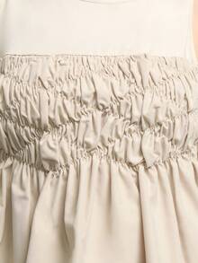 Nöista 这款米色褶皱荷叶边吊带背心兼具时尚与舒适，是打造优雅造型和简约返校装扮的必备单品。非常适合叠穿在开衫或西装外套内，打造商务休闲风；也可作为春夏可爱装扮的点睛之笔。 - 杏色 - 查看 3