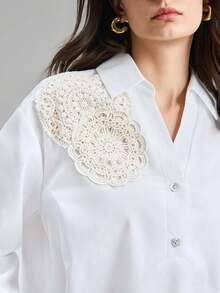 Camisa de manga comprida com cintura marcada e modelagem flare, gola boneca, coleção Primavera/Verão 2026. Ideal para festas urbanas modernas, volta às aulas, uso casual minimalista urbano, estilo boêmio, férias, festivais, primavera, Dia dos Namorados, carnaval e festas na praia. Elegante e perfeita para ocasiões especiais. - Branco - Ver 6