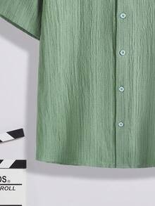 SHEIN Áo sơ mi nam tuổi teen tay ngắn, màu trơn, cài cúc phía trước, chất liệu vải có họa tiết, kiểu dáng thường ngày, thích hợp cho mùa hè. - xanh quân đội - Xem 3