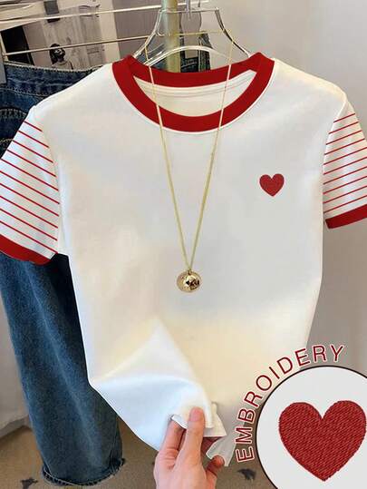 Franclia Camiseta feminina casual de manga curta com listras coloridas e gola redonda, ideal para o verão.