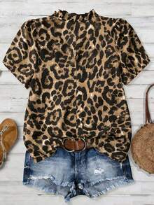 Franclia 大码女式豹纹V领荷叶边短袖休闲衬衫上衣，带纽扣装饰 - 棕色 - 查看 2