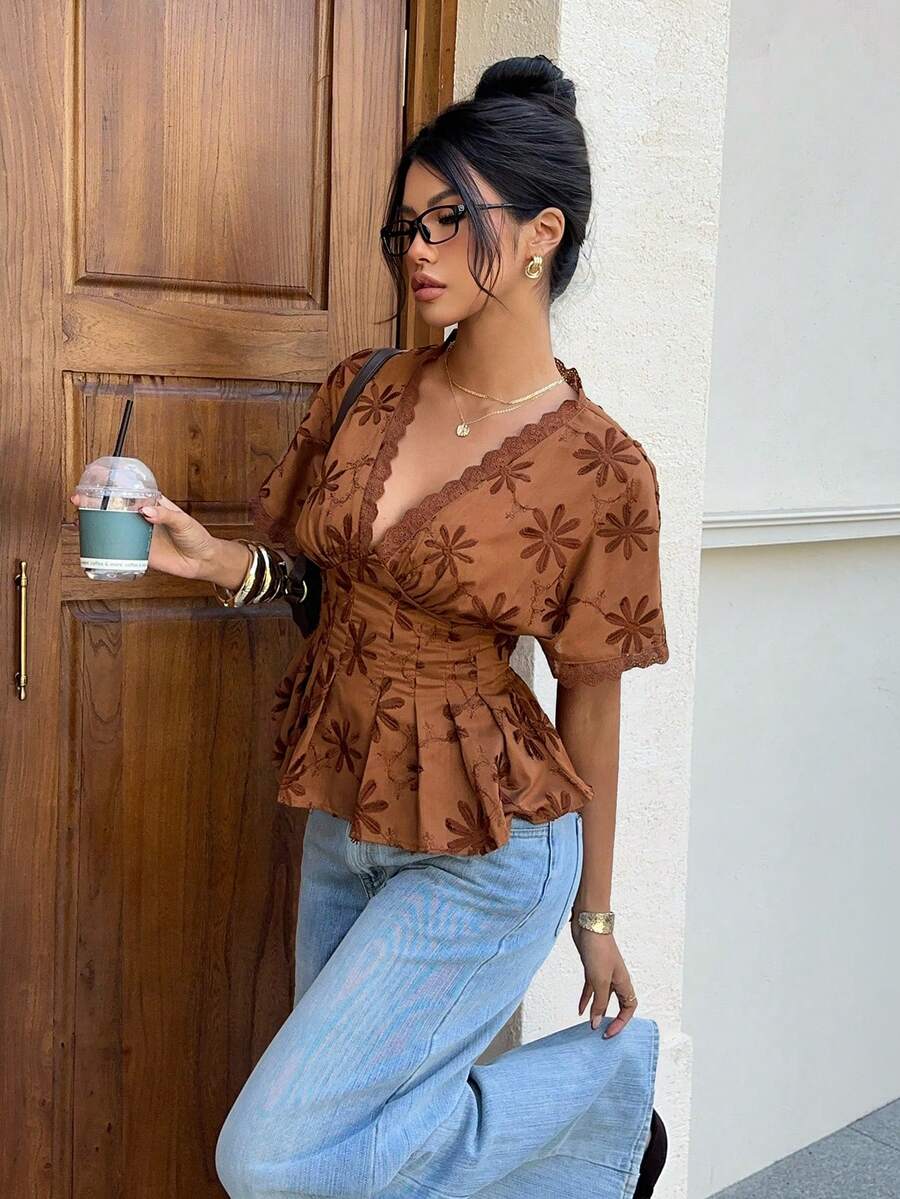 Siren Gaze 度假纯色梭织刺绣短袖V领修身女式衬衫，休闲沙滩度假上衣 - 棕色 - 查看 1