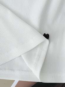 GlowEve 女士时尚基础款白色短袖修身T恤，饰有心形纽扣，适合日常穿着、婚礼、晚宴、通勤、毕业派对、节日、假期、约会、聚会、万圣节、圣诞节、新年、感恩节、婚礼等场合。 - 白色 - 查看 7