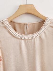 SHEIN Franclia Camiseta de manga corta con cuello de volantes y decoración de perlas, de tela brillante, elegante para mujeres, adecuada para salidas y citas de primavera/otoño - Champán - Ver 4