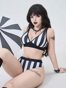 ROMWE Bộ đồ bơi 2 mảnh phong cách Gothic Punk bí ẩn 2026SS, phối màu đen trắng sọc, bikini có đệm mút rời, thích hợp cho kỳ nghỉ, bãi biển, tiệc trà chiều, tiệc tùng, mặc hàng ngày, thể thao ngoài trời, thời trang, kỳ nghỉ biển. Đồ bơi nữ mới năm 2026 dành cho trường học, thích hợp cho kỳ nghỉ, hẹn hò, tiệc trà chiều, phong cách miền Tây, du thuyền, bãi biển, đảo, du lịch đường bộ, mọi mùa, lễ hội âm nhạc, kỳ nghỉ Boho, kỳ nghỉ Bohemian, mùa thu thư giãn, phong cách Boho miền Tây, váy thanh lịch cho phụ nữ, đồ bơi in họa tiết đầy màu sắc sống động cho kỳ nghỉ. Đồ bơi đen trắng, bikini sọc, bikini Gothic, đồ bơi Gothic. - Đỏ - Xem 13