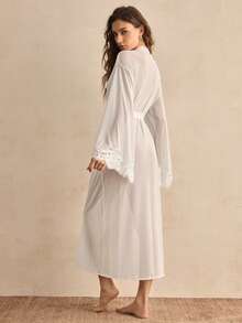 Charlaine Bata larga elegante de satén suave de charmeuse de unicolor con encaje, ropa de dormir cómoda de encaje para damas - Blanco - Ver 3