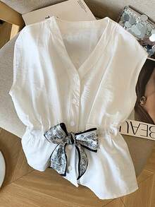 Franclia 春夏法式风情宽松白色无袖亚麻女式衬衫，V领设计，金色纽扣，收腰剪裁，饰以佩斯利花纹丝巾。这款百搭无袖衬衫适合工作和休闲场合穿着。复古风情，宽松版型，抽绳设计，修身显瘦，尽显身材曲线。这款高品质衬衫饰有纹理丝巾细节，是日常出行和度假的理想之选。甜美精致的设计，这款独特的无袖衬衫完美契合工作和休闲场合。 - 白色 - 查看 4