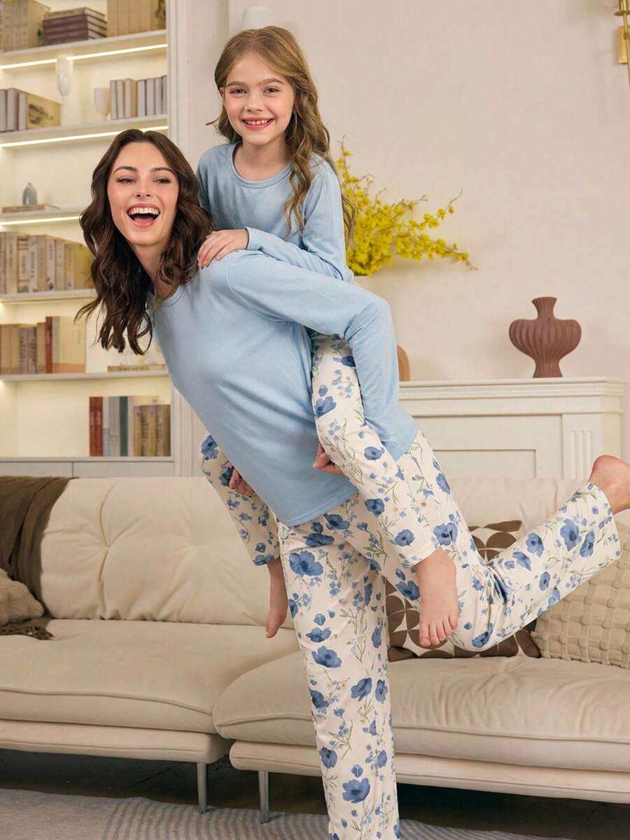 SHEIN Genkimix Kids 少女睡衣套装 - 两件套碎花睡衣,长袖圆领碎花上衣搭配长裤,淡蓝色和米色,四季皆宜,2026年假日必备,舒适轻盈,居家休闲和睡前必备单品 - 藍色 - 查看 1
