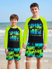 青少年男童两件套泳衣套装：长袖纯色防晒衣上衣和棕榈树字母印花渐变色泳裤
