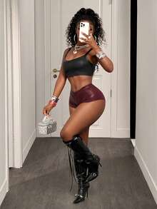 SHEIN BamGlam Quần short da PU ôm sát cạp thấp dành cho nữ - Quần short gợi cảm, thích hợp mặc hàng ngày vào mùa xuân và mùa hè, hoàn hảo cho các bữa tiệc đêm, các cô gái sành điệu trên đường phố và thể hiện phong cách. - Màu Đỏ Sâu - Xem 6