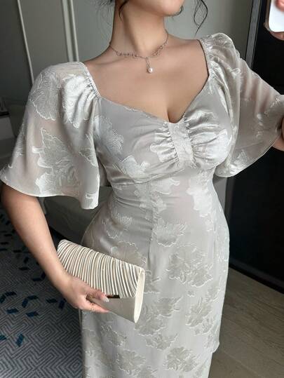 Dazy Plus Elegant långklänning med texturerat tyg, fyrkantig krage, volangärm och åtsittande midja, vår/sommar