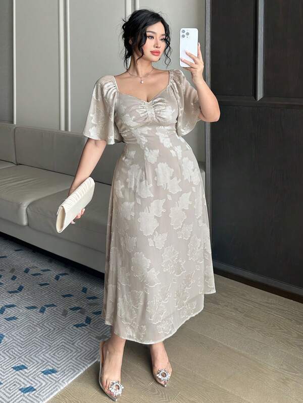 Dazy Plus Elegant långklänning med texturerat tyg, fyrkantig krage, volangärm och åtsittande midja, vår/sommar