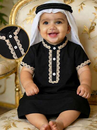 SHEIN 婴儿/幼儿男童传统休闲白色短袖高品质立领纽扣半开襟长袍上衣，蕾丝饰边，开衩下摆设计，阿拉伯长袍，伊斯兰服装，卡夫坦长袍，沙特阿拉伯服饰，正式长袍，四季皆宜，尺码3个月-3岁，适合派对、节日、洗礼、生日、周年纪念、婚礼等场合。