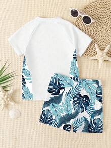 SHEIN Bộ đồ bơi nam trẻ em gồm áo thun ngắn tay cổ tròn dáng rộng thoải mái và quần short, thích hợp cho mùa hè. Họa tiết cây dừa, rừng nhiệt đới, in hình đồ họa chữ và hình ảnh minh họa. - Nhiều màu - Xem 3