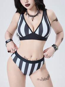 ROMWE Bộ đồ bơi 2 mảnh phong cách Gothic Punk bí ẩn 2026SS, phối màu đen trắng sọc, bikini có đệm mút rời, thích hợp cho kỳ nghỉ, bãi biển, tiệc trà chiều, tiệc tùng, mặc hàng ngày, thể thao ngoài trời, thời trang, kỳ nghỉ biển. Đồ bơi nữ mới năm 2026 dành cho trường học, thích hợp cho kỳ nghỉ, hẹn hò, tiệc trà chiều, phong cách miền Tây, du thuyền, bãi biển, đảo, du lịch đường bộ, mọi mùa, lễ hội âm nhạc, kỳ nghỉ Boho, kỳ nghỉ Bohemian, mùa thu thư giãn, phong cách Boho miền Tây, váy thanh lịch cho phụ nữ, đồ bơi in họa tiết đầy màu sắc sống động cho kỳ nghỉ. Đồ bơi đen trắng, bikini sọc, bikini Gothic, đồ bơi Gothic. - Đỏ - Xem 10