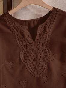 EMERY ROSE 大码女式刺绣V领宽松衬衫，夏季 - 咖啡棕 - 查看 6