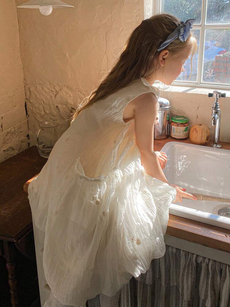 Young Girl Sleeveless Round Neck Dress Summer