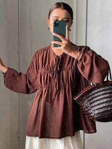 DAZY 女士纯色宽松褶皱抽绳圆领长袖优雅度假衬衫，春秋季 - 棕色 - 查看 3