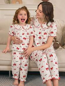 女童睡衣套装 - 两件套睡衣，夏季樱桃印花睡衣套装，白色红色圆领短泡泡袖上衣，彼得潘领，荷叶边下摆，松紧腰带，长裤，幼儿睡衣，假日必备，2026 必备可爱俏皮款 - 杏色 - 查看 4