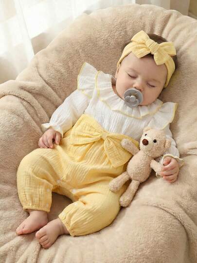 SHEIN Vintaside Kids 女婴白色双层荷叶边领长袖拼接绿色蝴蝶结连体衣，配可拆卸发带，适合春夏秋冬四季穿着，简约可爱，室内外皆宜。