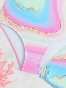 SHEIN 这款少女两件式泳衣套装，包含一件粉彩大理石纹印花连体泳衣和配套泳裤，是海滩和泳池玩耍的完美之选。泳衣采用柔软、弹力、速干面料制成，主打“时尚泳装”、“可爱夏日套装”和“色彩缤纷的女孩泳装”。适合16岁女孩、12岁女孩穿着，色彩鲜艳，款式多样。这款连体泳衣采用大理石纹印花，适合少女穿着。 - 彩色 - 查看 4