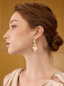 MOTF PREMIUM EXAGGERATED RUCHED METALLIC GEOMETRIC EARRINGS, FASHION MINIMALIST ASYMMETRICAL STUD EARRINGS FOR WOMEN - Gold - View 3