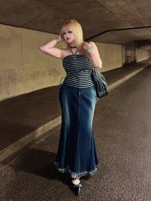 ROMWE Váy ngắn denim ôm sát người kiểu hippie cổ điển dành cho nữ cỡ lớn, có tua rua ở gấu váy và cạp chun. - Màu xanh lam - Xem 3