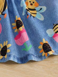 SHEIN 1 chiếc đầm không tay cài cúc cổ ve cho bé gái, in họa tiết ong, hoa, động vật hoạt hình, kiểu dáng denim, dễ thương, đa năng, phong cách retro, màu xanh nhạt, đầm hè giản dị có túi giả, hàng mới về - Màu xanh lam - Xem 6