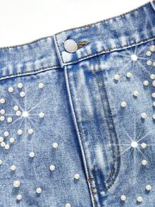 SHEIN MOD 大码夏季休闲牛仔裙，饰有铆钉和水钻，适合夏季、春季、夏季派对、优雅派对、婚礼宾客、毕业典礼等场合，也适合度假穿着。这款浅色水洗牛仔裙饰有珍珠和水钻，尽显奢华质感。 - 藍色 - 查看 4