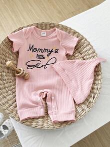 SHEIN Bộ áo liền quần tay ngắn cổ bẻ màu trơn in chữ tiếng Anh, thoải mái cho bé sơ sinh, kèm mũ, thích hợp cho chơi ngoài trời hoặc ở nhà, bộ đồ mùa hè đa năng. - Hồng - Xem 4