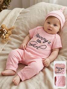 SHEIN Bộ áo liền quần tay ngắn cổ bẻ màu trơn in chữ tiếng Anh, thoải mái cho bé sơ sinh, kèm mũ, thích hợp cho chơi ngoài trời hoặc ở nhà, bộ đồ mùa hè đa năng. - Hồng - Xem 8
