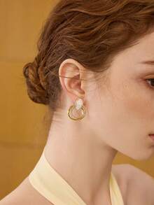 MOTF PREMIUM 交错式耳环，简约百搭，时尚优雅，轻盈奢华的法式风格耳环 - 金色 - 查看 3