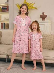 SHEIN Pijama Infantil para Meninas - Camisola Floral Rosa com Detalhe em Renda, Gola Redonda, Manga Curta e Comprimento até o Joelho. Ideal para Todas as Estações, Confortável e Perfeito para as Festas de Fim de Ano de 2026. Presente Essencial para o Berçário, Hora de Dormir, Casual, Vintage, Fofo, para Brincar, Macio e Estiloso para o Dia a Dia. - Rosa - Ver 3