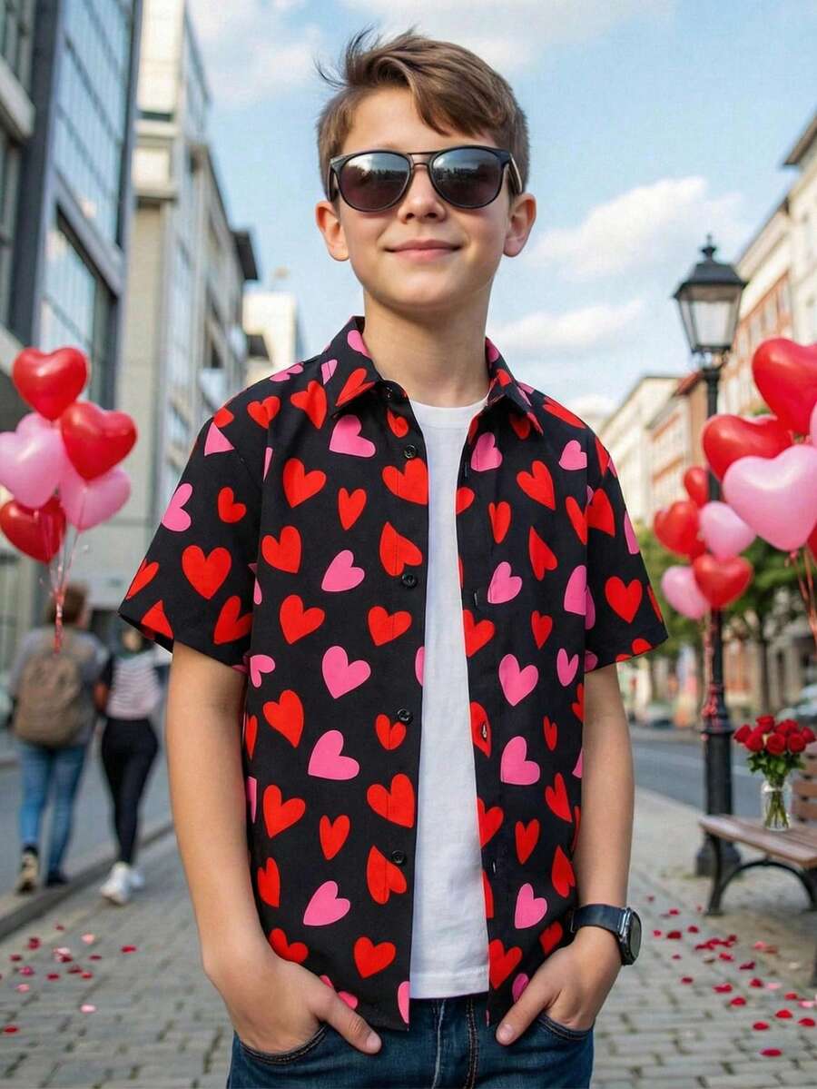 SHEIN Tween Boy Casual Loose Heart Pattern Polo Collar Short Sleeve Shirt, Suitable For Commuting, School, Daily Casual Wear, Sports, Spring/Summer