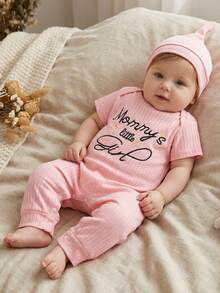 SHEIN Bộ áo liền quần tay ngắn cổ bẻ màu trơn in chữ tiếng Anh, thoải mái cho bé sơ sinh, kèm mũ, thích hợp cho chơi ngoài trời hoặc ở nhà, bộ đồ mùa hè đa năng. - Hồng - Xem 1