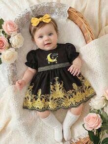 SHEIN Đầm họa tiết sao và trăng mùa xuân/hè cho bé gái sơ sinh, váy làm lễ rửa tội thêu hoa thanh lịch, đầm đen thiết kế ren vàng họa tiết sao và trăng, thích hợp cho các bữa tiệc, chụp ảnh, mặc hàng ngày, rộng rãi và thoải mái với khóa cài phía sau, trang phục truyền thống Ả Rập. - màu đen - Xem 1