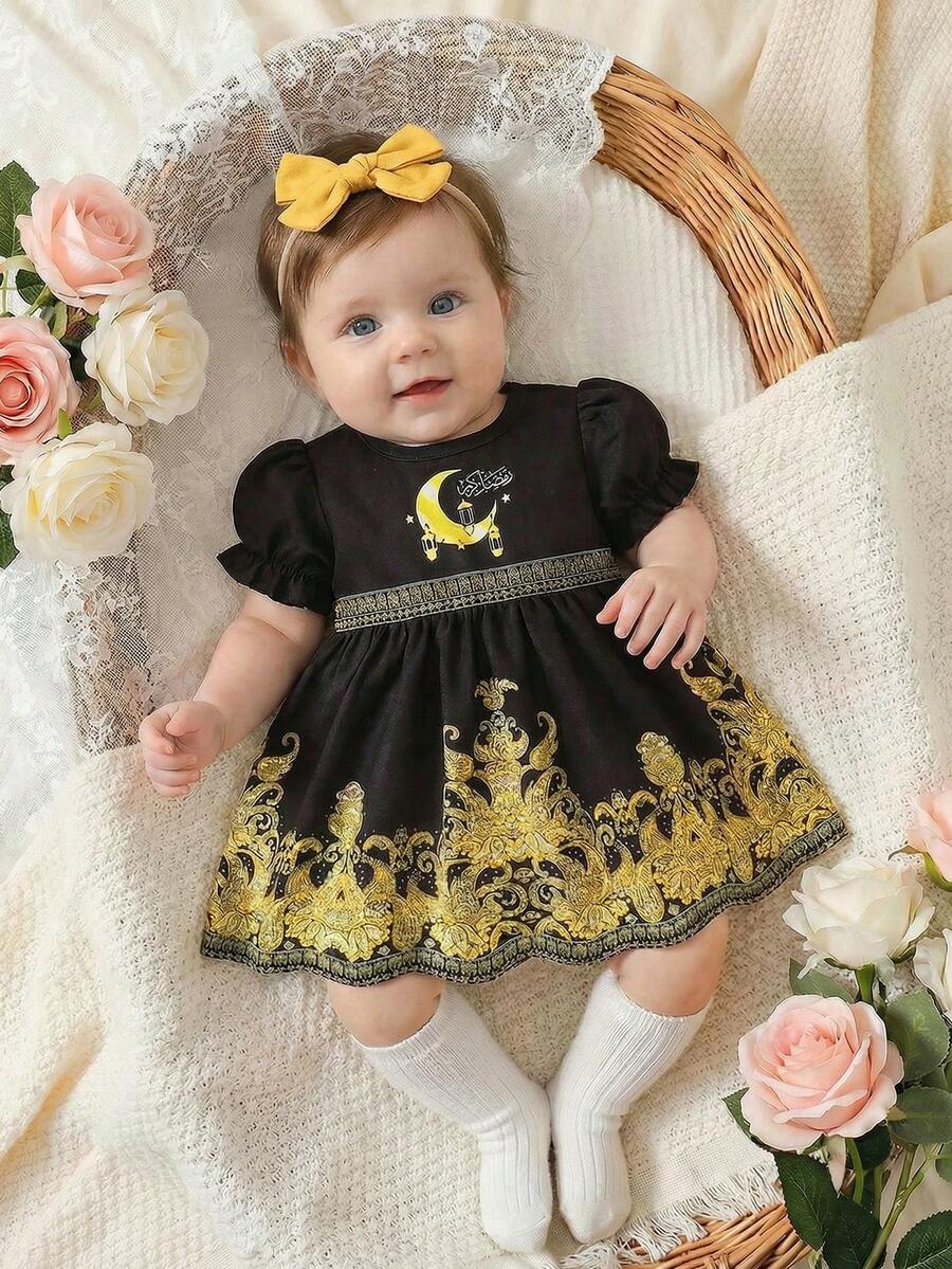 SHEIN Đầm họa tiết sao và trăng mùa xuân/hè cho bé gái sơ sinh, váy làm lễ rửa tội thêu hoa thanh lịch, đầm đen thiết kế ren vàng họa tiết sao và trăng, thích hợp cho các bữa tiệc, chụp ảnh, mặc hàng ngày, rộng rãi và thoải mái với khóa cài phía sau, trang phục truyền thống Ả Rập. - màu đen - Xem 1