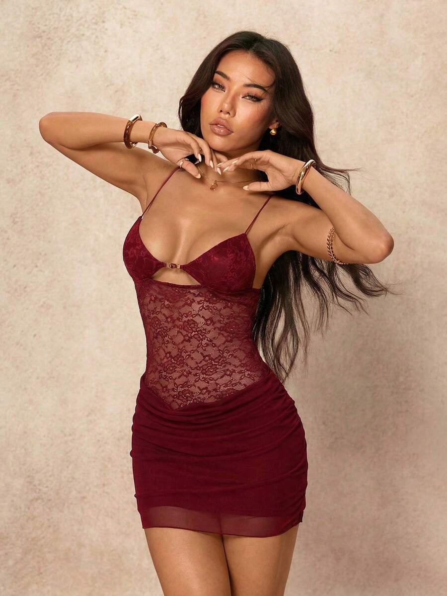 SHEIN PETITE Đầm mini ôm sát gợi cảm mới với ren phối họa tiết khoét lỗ, dây đeo mảnh, thích hợp cho tiệc tùng và hẹn hò, đầm hè cho nữ.