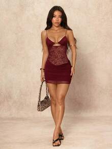 SHEIN PETITE Đầm mini ôm sát gợi cảm mới với ren phối họa tiết khoét lỗ, dây đeo mảnh, thích hợp cho tiệc tùng và hẹn hò, đầm hè cho nữ. - Màu Đỏ Sâu - Xem 4