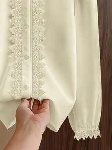 Franclia 女士休闲通勤圆领长袖珍珠装饰衬衫，优雅百搭，适合工作场合，秋冬季穿着。 - 杏色 - 查看 3