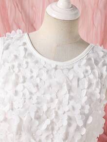 SHEIN 女童春夏3D立体花朵公主裙，适合女孩出席婚礼、生日、派对、舞台表演、正式场合等。白色公主裙饰有3D立体花朵，甜美公主风，无袖设计清新优雅。裙身缀满手工3D花瓣，多层裙摆，质感精致。 - 白色 - 查看 5