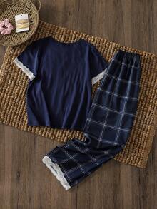 Bộ đồ ngủ 2 món cho bé gái tuổi teen, màu xanh navy thanh lịch, cổ tròn, viền ren ở cổ tay và gấu áo, tay ngắn và quần in họa tiết kẻ caro xanh trắng, thoải mái và thường ngày. - Màu xanh lam - Xem 6